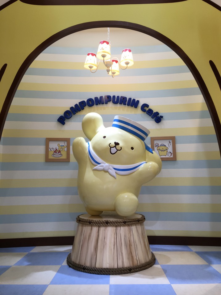 入り口正面には ポムポムプリンがお出迎え